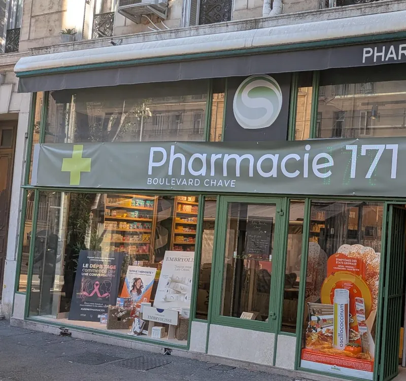 La façade de la Pharmacie 171, boulevard Chave, avec son enseigne verte